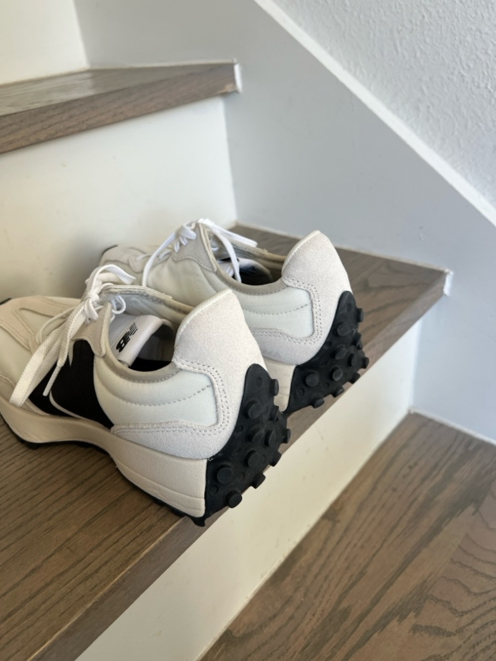 NWOB New Balance Women's 327 Sneakers in Black and White - Picture 4 of 6